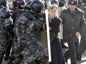 ОМОН разгоняет пенсионеров. Фото: vremya.ru ОМОН разгоняет пенсионеров. Фото: vremya.ru